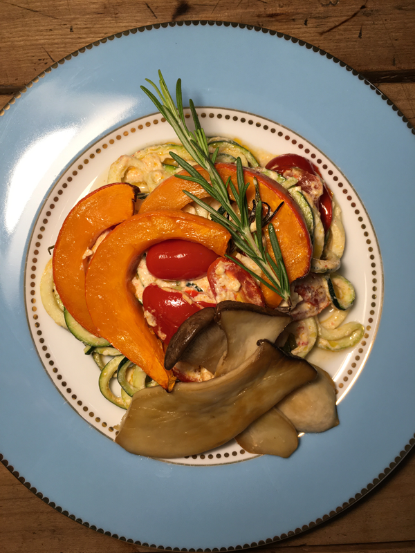 Zucchininudeln mit Kürbis-Tomaten-Feta und Kräuterseitlingen